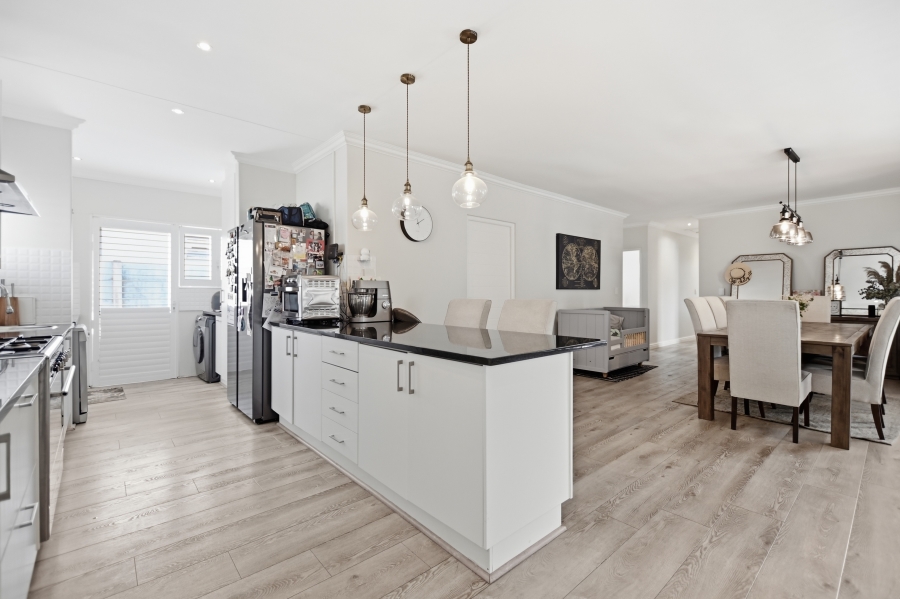 4 Bedroom Property for Sale in Sunningdale Western Cape